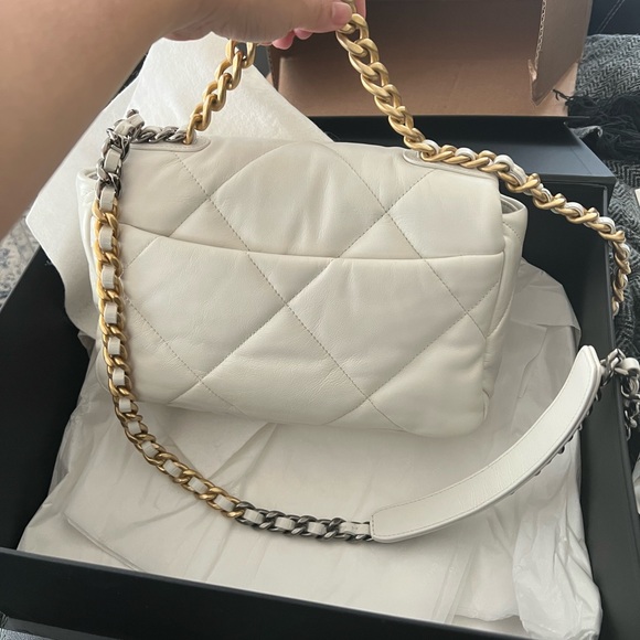 CHANEL 19 WHITE BNIB SIZE SMALL - Picture 3 of 10